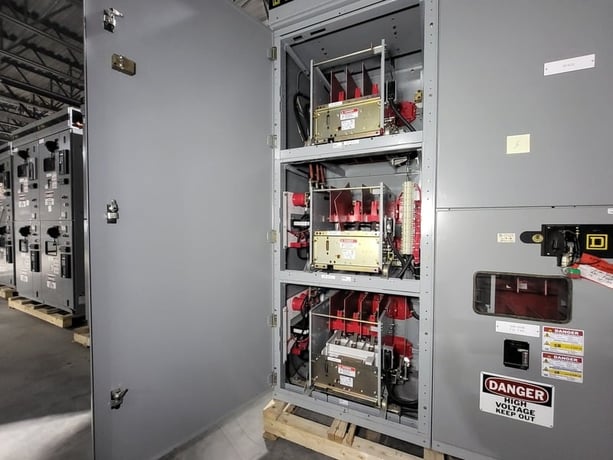 Square D #MG44D, ISO-Flex 4160 Volts Medium Voltage MCC w/ 1x SL50W430 & 3x SL50W Vacuum Contactors, 2002 - Image 3