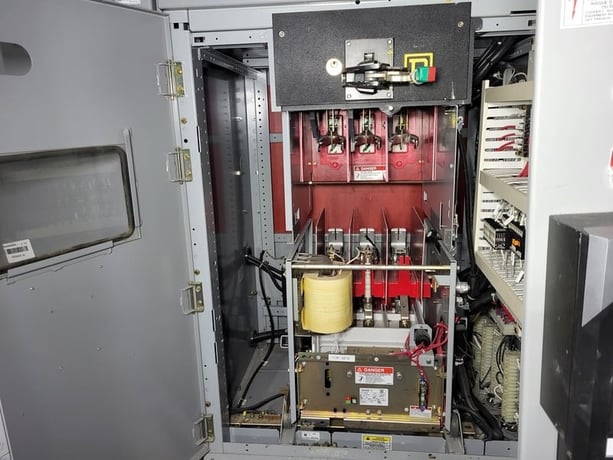 Square D #MG44D, ISO-Flex 4160 Volts Medium Voltage MCC w/ 1x SL50W430 & 3x SL50W Vacuum Contactors, 2002 - Image 4