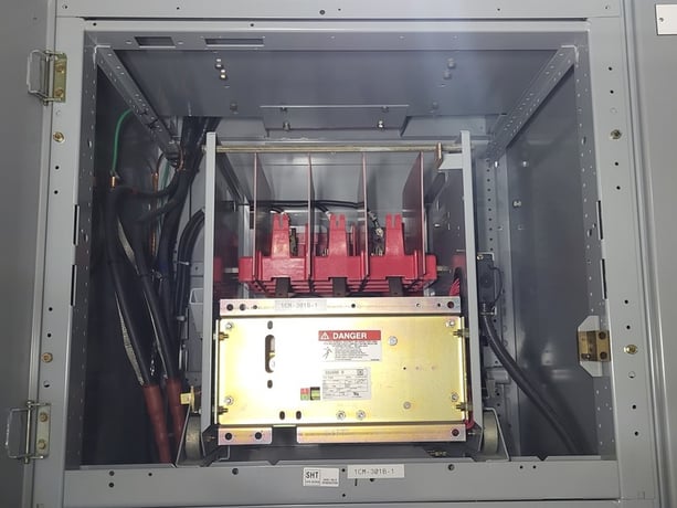 Square D #MG44D, ISO-Flex 4160 Volts Medium Voltage MCC w/ 1x SL50W430 & 3x SL50W Vacuum Contactors, 2002 - Image 9