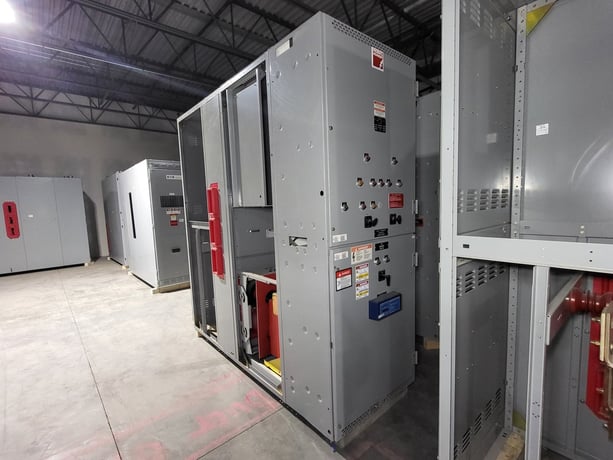 4 KV, Federal Pioneer, 2000 Amps Medium Voltage Switchgear Tie Breaker w/ Square D VR Breaker & SEL Relay - Image 1