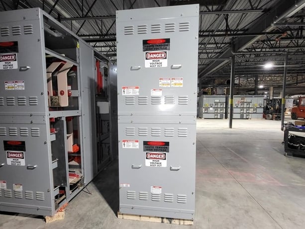4 KV, Federal Pioneer, 2000 Amps Medium Voltage Switchgear Tie Breaker w/ Square D VR Breaker & SEL Relay - Image 4