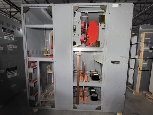4 KV, Federal Pioneer, 2000 Amps Medium Voltage Switchgear w/ VR Breaker & SEL Relay, 2002 - Image 3