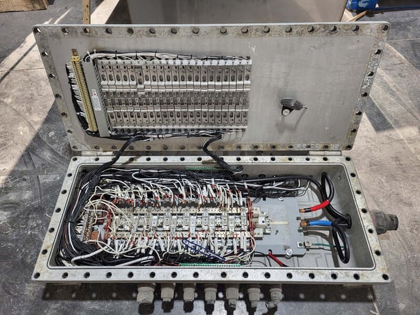 Appleton #XPE32252B.I152, 225 Amps, 120/208 Volts, 3 Phase, 42 Circuits Panelboard, 2002 - Image 1