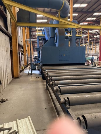 Blastec, Plate Conveyor Shot Blasting System, 120" plate width, (4) 40 HP blast wheels, 50' powered roller - Image 1