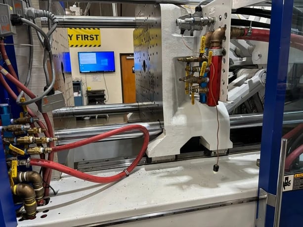 337 Ton, 15.76 oz., Battenfeld #EP300/1300, injection molding machine, 28.35" x 30.31" tie bars, Unilog B6S - Image 3