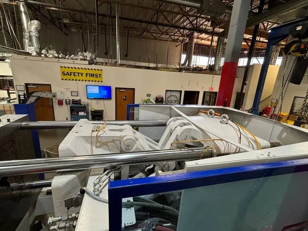 337 Ton, 15.76 oz., Battenfeld #EP300/1300, injection molding machine, 28.35" x 30.31" tie bars, Unilog B6S - Image 5