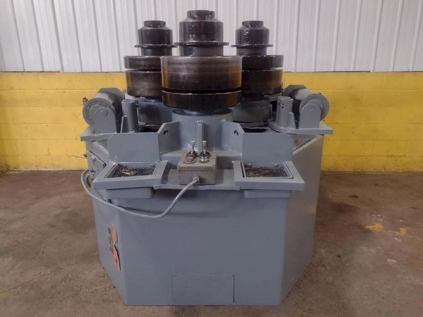 Roundo #R-6, angle bending roll, 6" x 6" x 1/2" angle leg-in, 5" x 5" x 5/8" leg-out, 17-3/8" rolls, 17.5 HP - Image 1