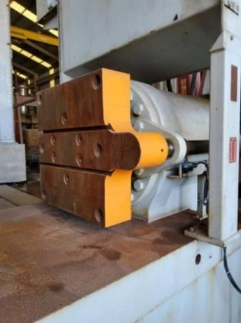 625 Ton, Pacific #625RD, hydraulic straightening press, 18" stroke, 28" x 28" pressing platen, 34" x 120" - Image 3