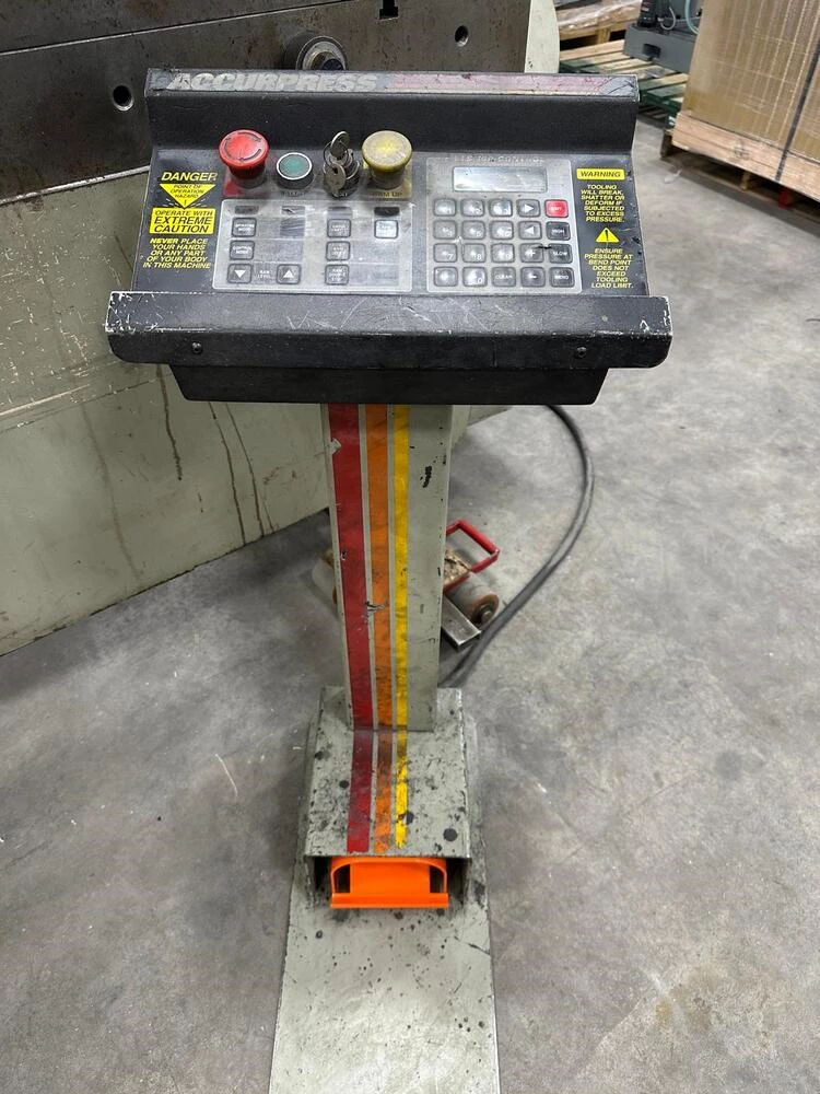 60 Ton, Accurpress #7608, CNC hydraulic press brake, 8' overall, 76" between housing, 8" stroke, ETS 100 - Image 4
