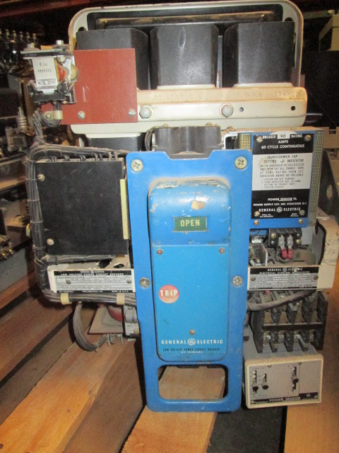 600 Amps, General Electric, AK-3A-25, electrically operated, drawout - Image 1