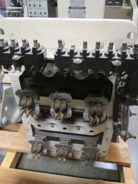 600 Amps, General Electric, AK-3A-25, electrically operated, drawout - Image 2