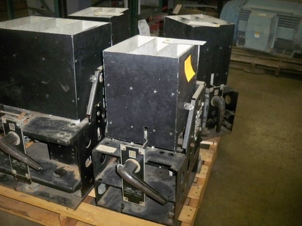 600 Amps, Federal Pacific, DMB-25, manually operated, drawout - Image 1