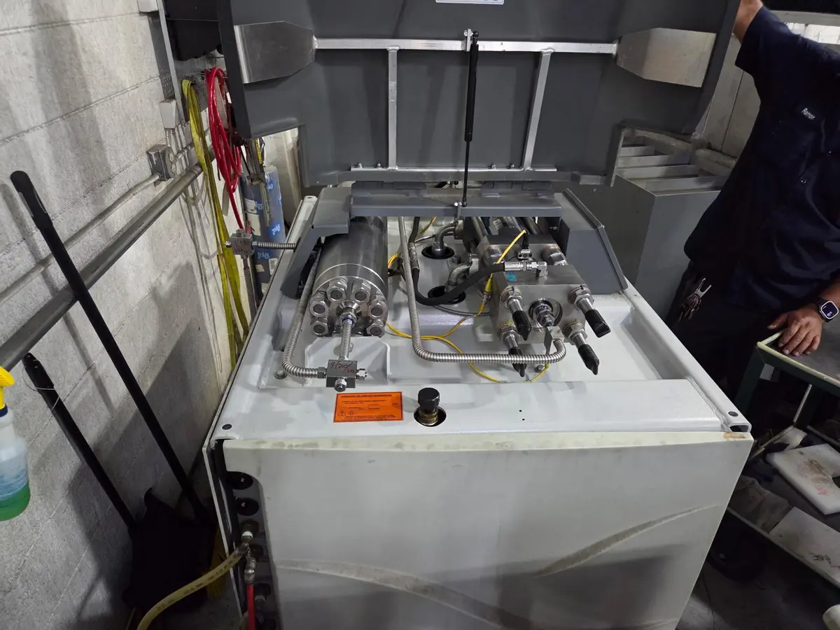Flow #Mach-500-3020, CNC waterjet cutting system, 6.6' x 10.1' table, 50 HP pump, 94,000 PSI, Flowmaster PC - Image 4