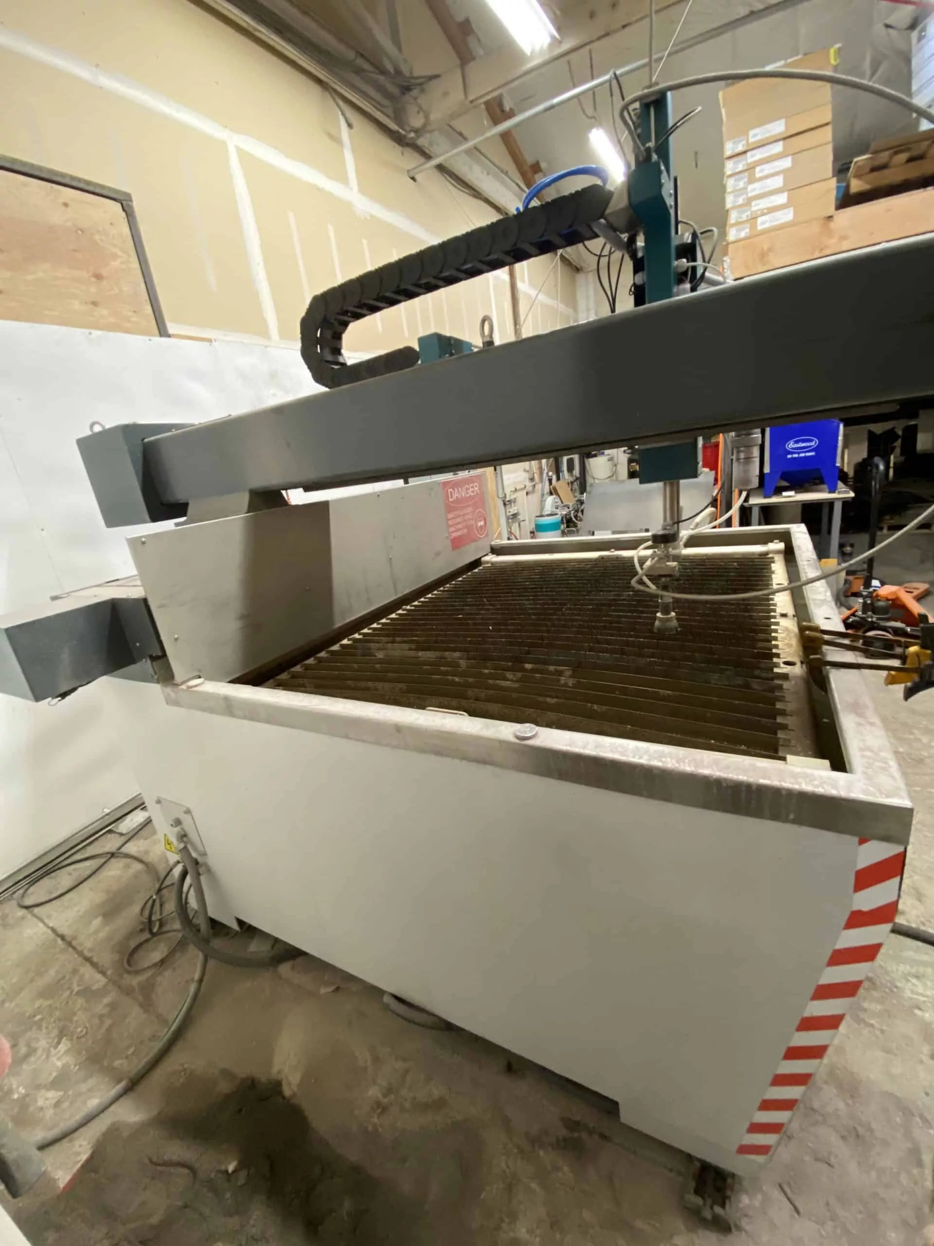Flow #Mach-100-1313, CNC waterjet cutting system, 4.3' x 4.3' table, 30 HP pump, 60,000 PSI, Flowmaster - Image 2