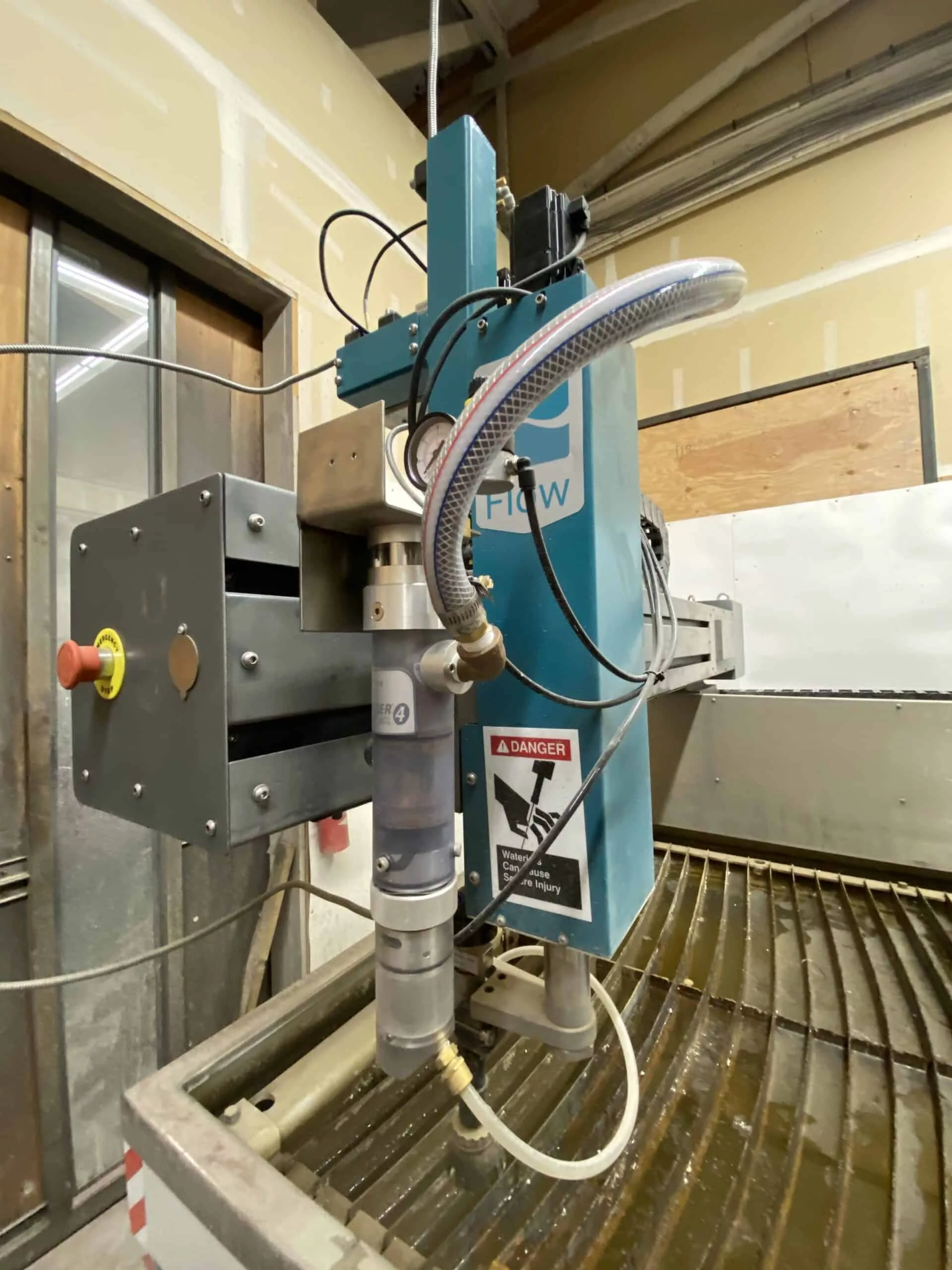 Flow #Mach-100-1313, CNC waterjet cutting system, 4.3' x 4.3' table, 30 HP pump, 60,000 PSI, Flowmaster - Image 6