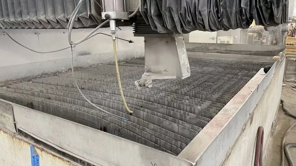 Flow #Mach-3-4020b, CNC waterjet cutting system, 6' x 13' table, 100 HP pump, 94,000 PSI, Flow PC Based - Image 4