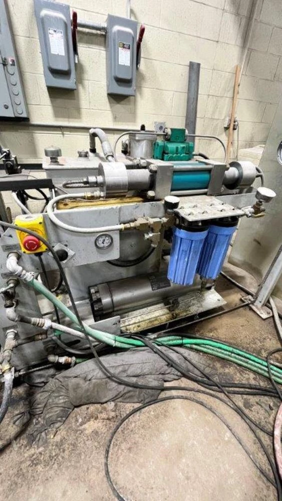 Flow #Mach-2-1313b, CNC waterjet cutting system, 4' x 4' table, 30 HP pump, 60,000 PSI, 2014 - Image 3