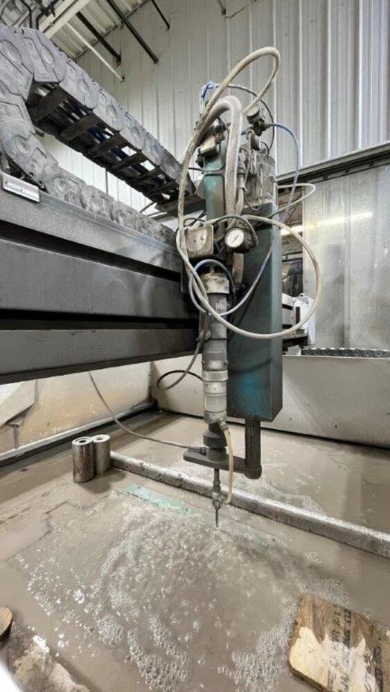 Flow #Mach-2-1313b, CNC waterjet cutting system, 4' x 4' table, 30 HP pump, 60,000 PSI, 2014 - Image 4