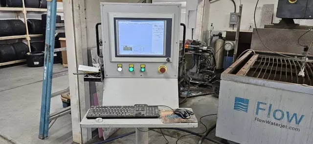 Flow #Mach-2-2031b, CNC waterjet cutting system, 6.6' x 10' table, 30 HP pump, 60,000 PSI, Flowmaster PC - Image 4