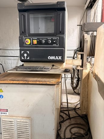 Omax #55100, CNC waterjet cutting system, 5.4' x 10.5' table, 30 HP pump, 50,000 PSI, Omax CNC Control, 2006 - Image 2
