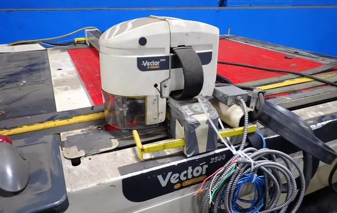 Lectra #Vector 2500 / VT25FURNITURE71, Automated Table Plotter Cutter, 10 A, 75" x 140", 2005 - Image 9