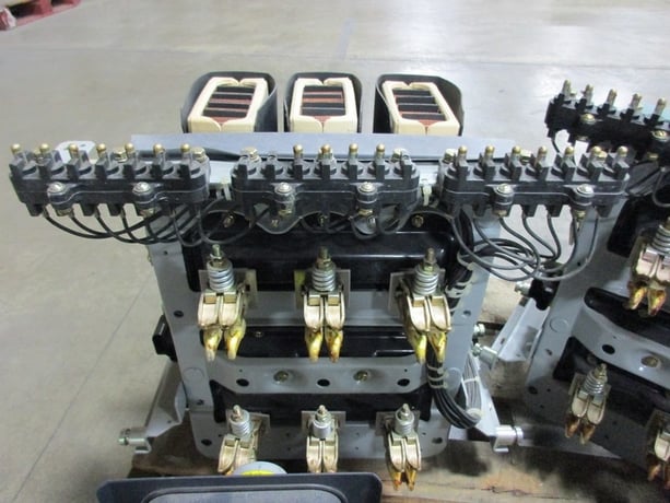 800 Amps, General Electric, AKR-10D-30S, manually operated, drawout - Image 4