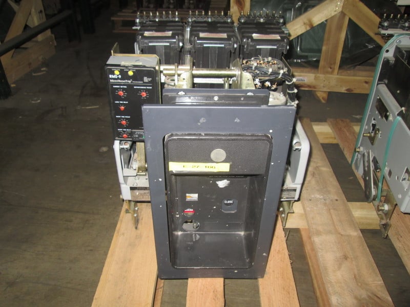 800 Amps, General Electric, akr- 7d-30, electrically operated, drawout, No Trip Unit - Image 1