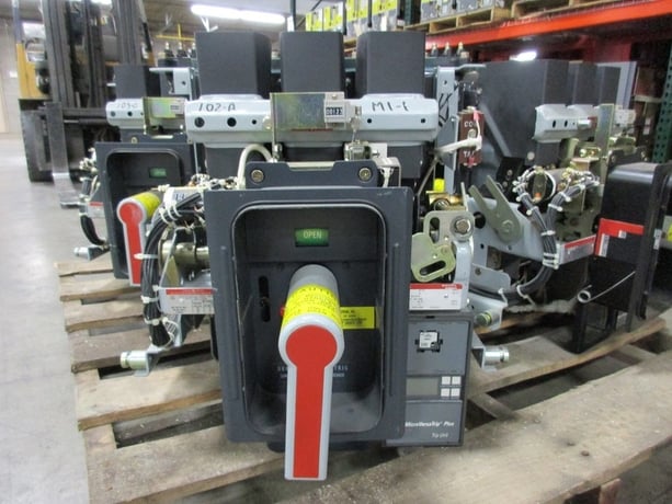 800 Amps, General Electric, akr- 9d-30s, manually operated, drawout - Image 1