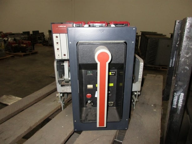 1600 Amps, General Electric, akr- 6d-50h, manually operated, drawout - Image 1