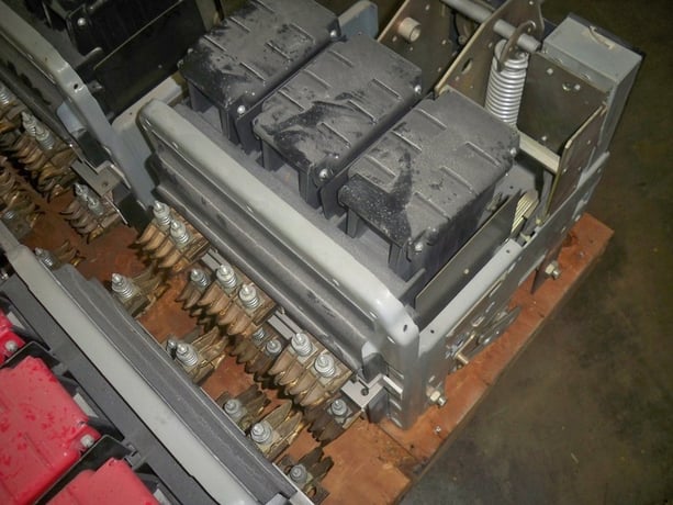1600 Amps, General Electric, akr- 7a-50, manually operated, drawout - Image 3