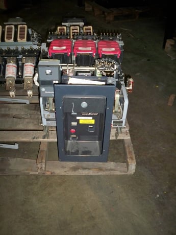 1600 Amps, General Electric, akr- 9d-50h, electrically operated, manually operated, drawout - Image 1