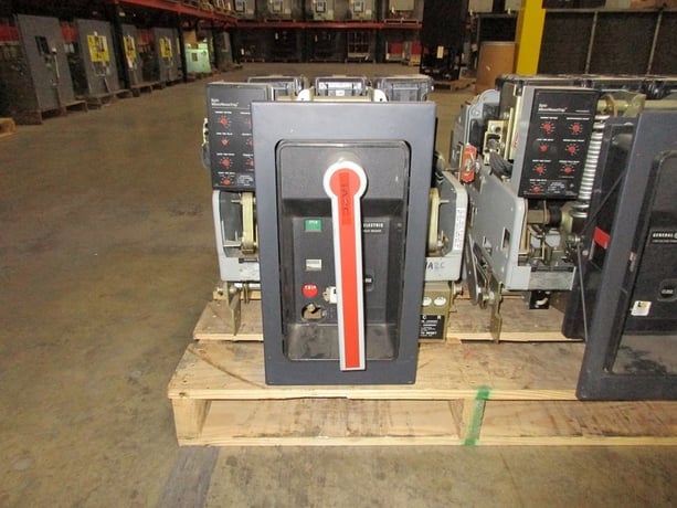 1600 Amps, General Electric, akru- 8d-50, manually operated, drawout, 1200A fuses - Image 1