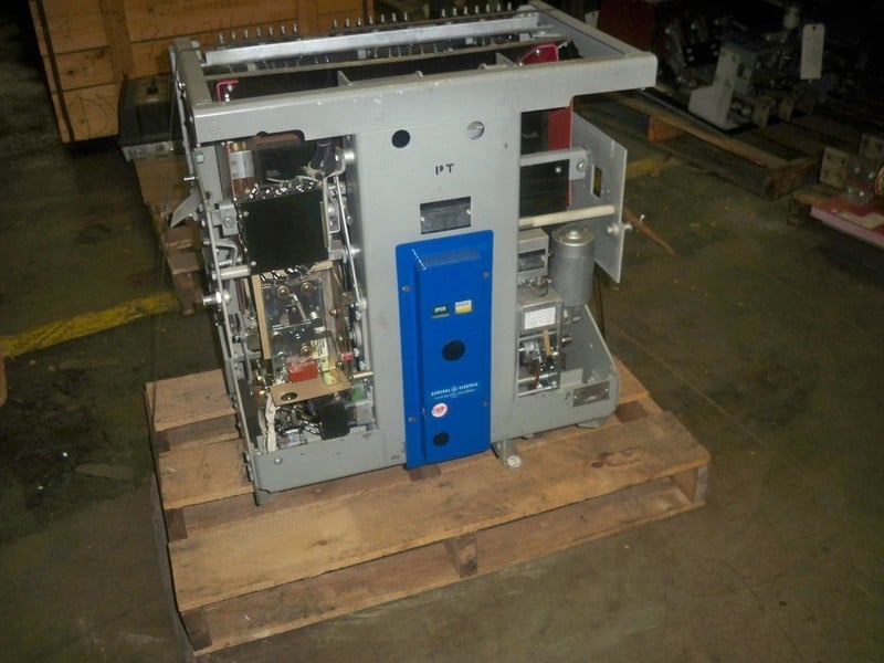 3000 Amps, General Electric, AKR-5A-75, electrically operated, drawout, no trip unit - Image 1