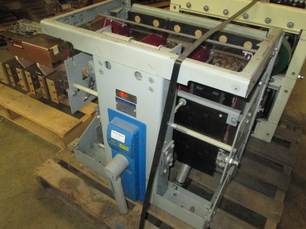 3000 Amps, General Electric, AKR-NA-75, manually operated, drawout, no trip unit - Image 1