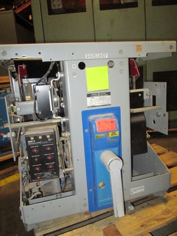 3200 Amps, General Electric, akr- 7c-75, manually operated, drawout - Image 1