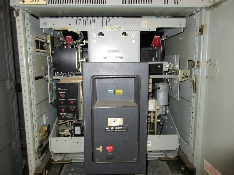 4000 Amps, General Electric, akr- 8d-100, electrically operated, drawout, w/Gear - Image 1