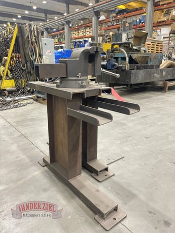 Welding Table with Vise - Image 4