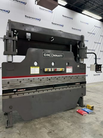 135 Ton, Cincinnati #135CBx8, CNC hydraulic press brake, 10' overall, 102" between housing, 8" stroke, Hurco - Image 3