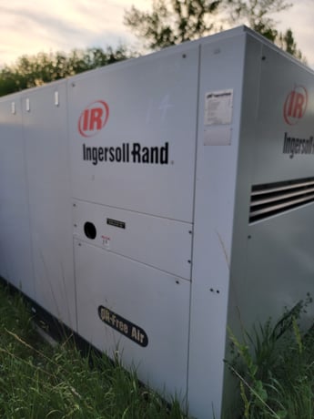 855 cfm, 125 psig, Ingersoll-Rand #Sierra-H200, Rotary Screw Compressor W/Dryer, 200 HP, 20000 load hours - Image 1
