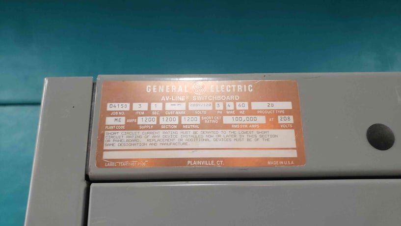 1200 Amp. General Electric, AV-Line, Switchboard Panelboard, 208 Volts, 3 Phase, with 5 3-Pole Breakers - Image 2