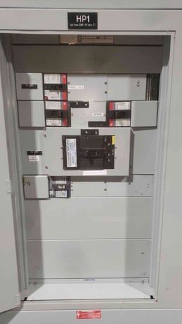 1200 Amp. General Electric, AV-Line, Switchboard Panelboard, 208 Volts, 3 Phase, with 5 3-Pole Breakers - Image 9