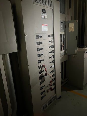 800 Amp. Siemens, Type S4, panelboard, 480 Volts 3 phase, 24 subfeed breakers - Image 1