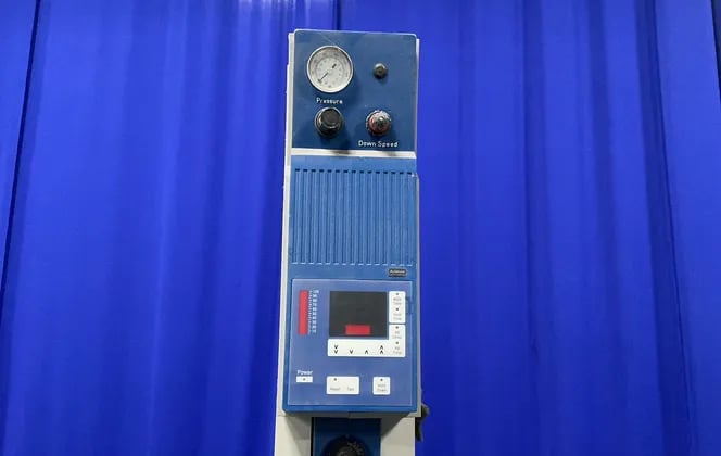 Branson #2000IW, Ultrasonic Welder, 2300w, Foot Pedals, 200-240 V., 2010 - Image 3