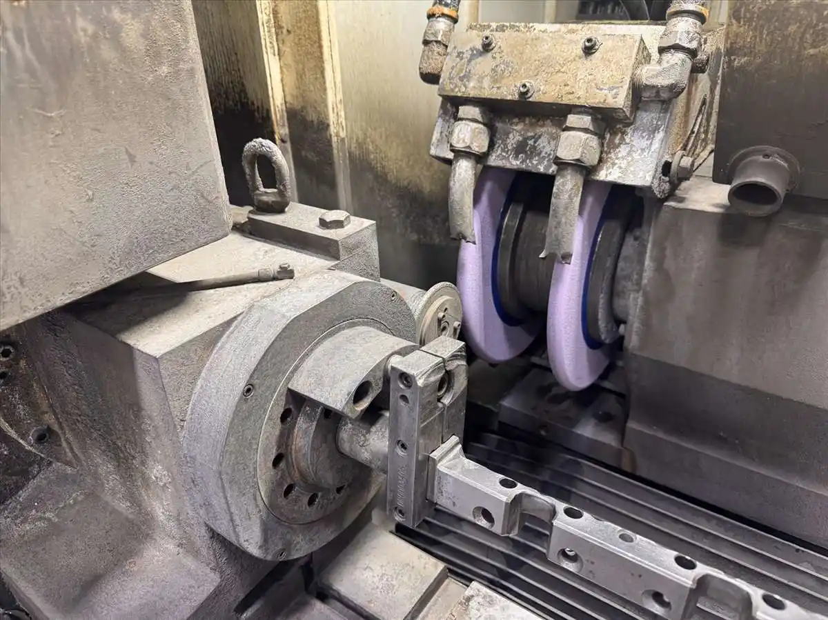 16" x 32" Weldon #1632-Gold, CNC universal cylindrical grinder, GE Fanuc 18iM, 15 HP, 2002 - Image 4