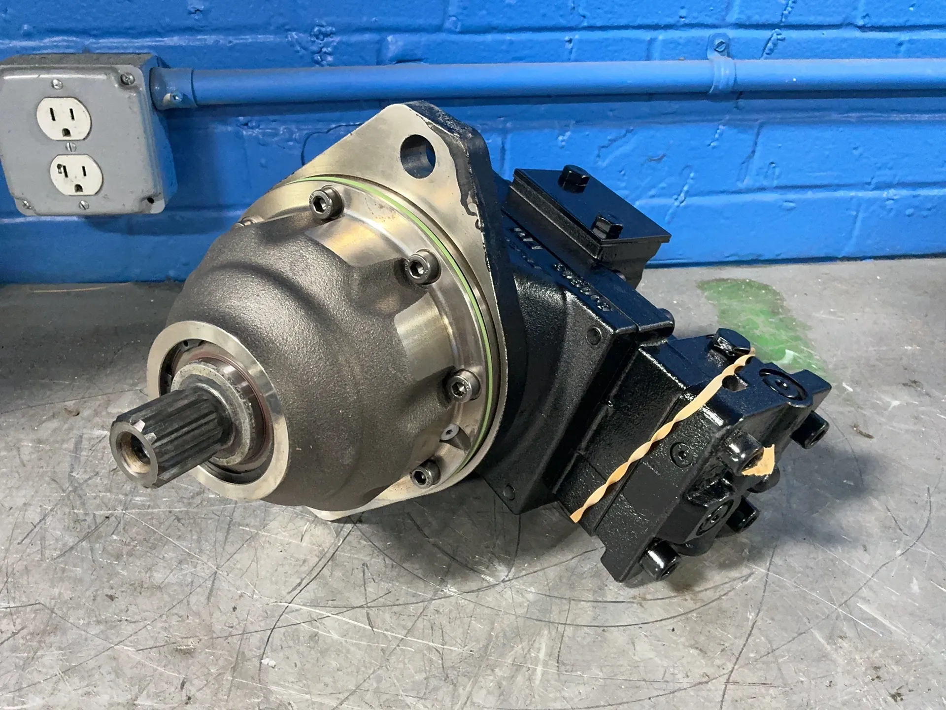 Danfoss #51C0601-RD1B, Motor Track Drive (10 available) - Image 1