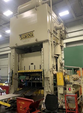 800 Ton, Verson #S2-800-84-72T, 84" x 72", 12" stroke, 40.5" Shut Height, 26 SPM, air clutch, (2 available) - Image 1