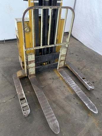 4000 lb. Yale, electric walk behind forklift, 12 V., 2-stage mast, 15' lift - Image 3