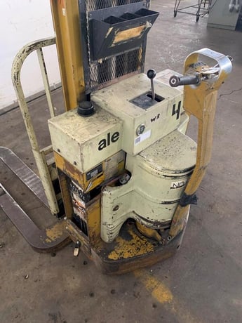 4000 lb. Yale, electric walk behind forklift, 12 V., 2-stage mast, 15' lift - Image 7