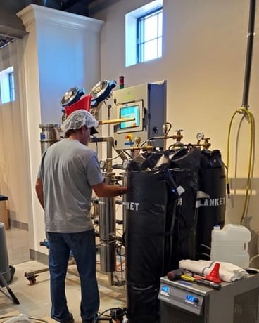 Apeks #1500, Double 20 supercritical CO2 extraction systems, (2) units w/ chillers, vacuum pumps, oven - Image 2
