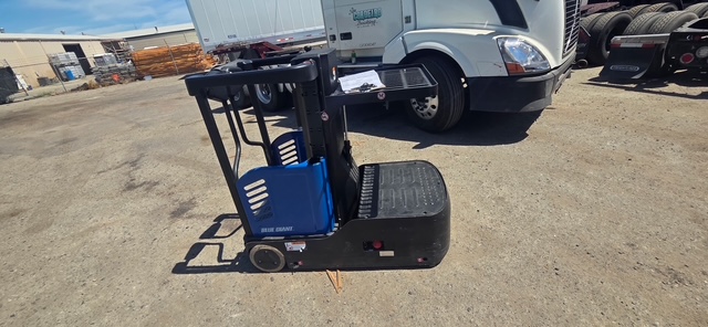 Blue Giant #BG-Zero, electric access vehicle / order picker, 24 V., 300 lb operator capacity, ~4 hr runtime - Image 3
